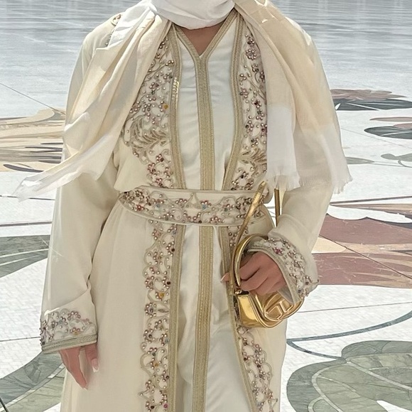 Arabian Outfit from Dubai - Picture 2 of 3